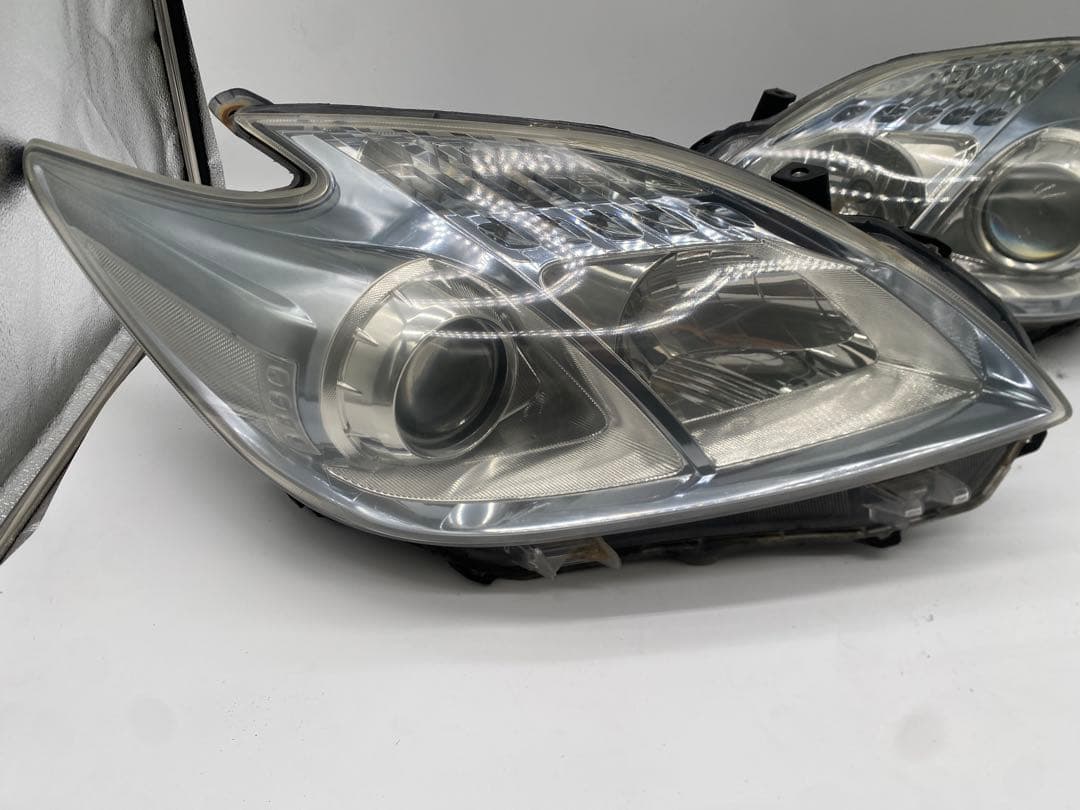 プリウス ZVW30 純正 ヘッドライト 左右HID プロジェクター点灯確認済み
