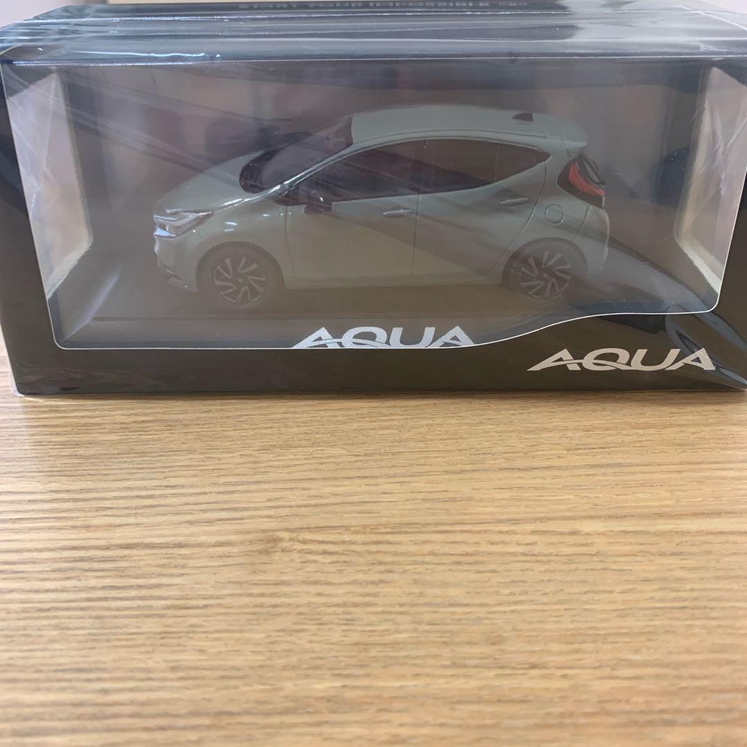 トヨタ AQUA ミニカー アーバンカーキ 透明ケース入り
