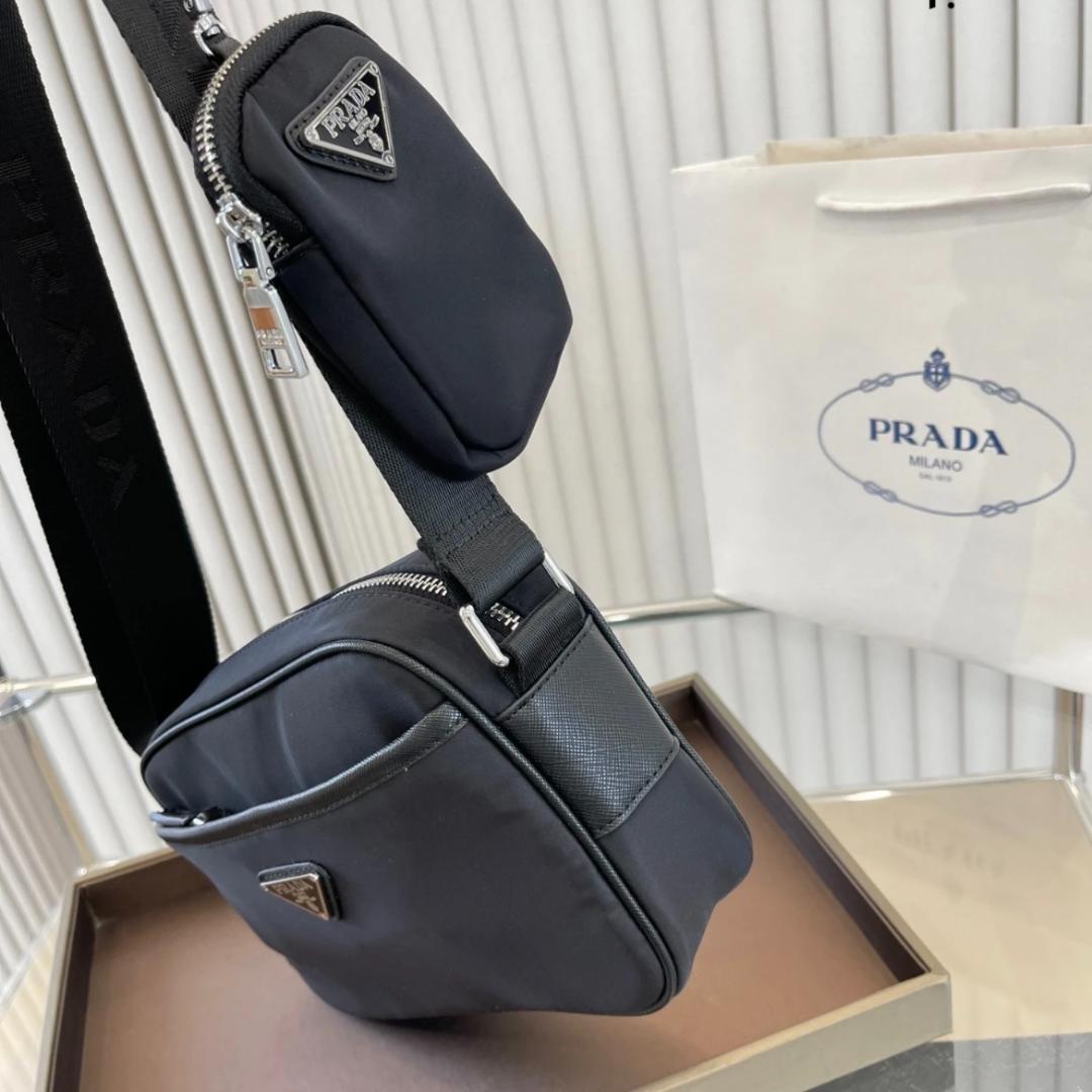 超美品ノベルティ　メンズショルダーバッグ　ブラック　バッグ