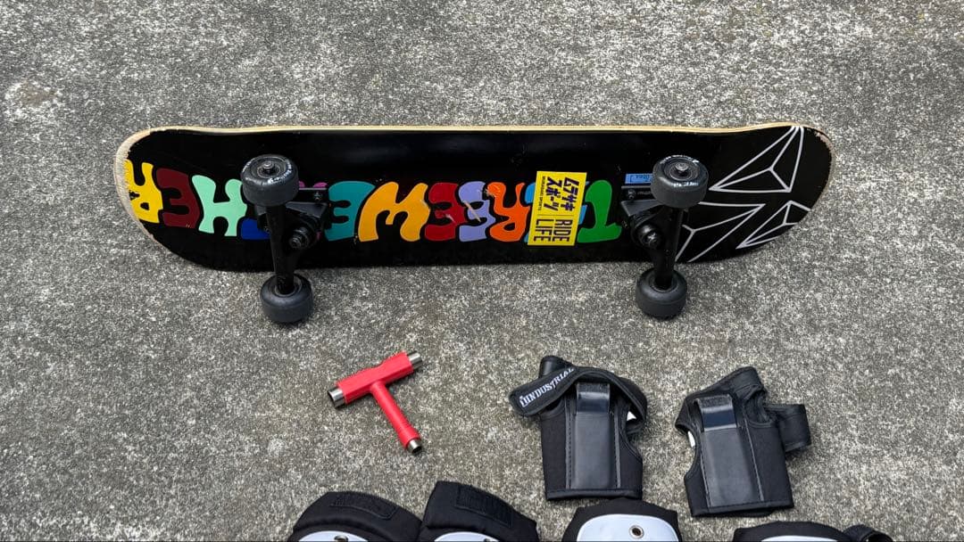 ムラサキスポーツ　スケートボードとプロテクター（Sサイズ、Lサイズ）セット