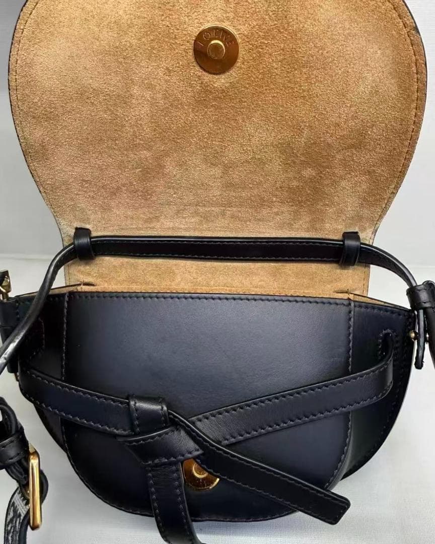 LOEWE 黒いレザーショルダーバッグ~~