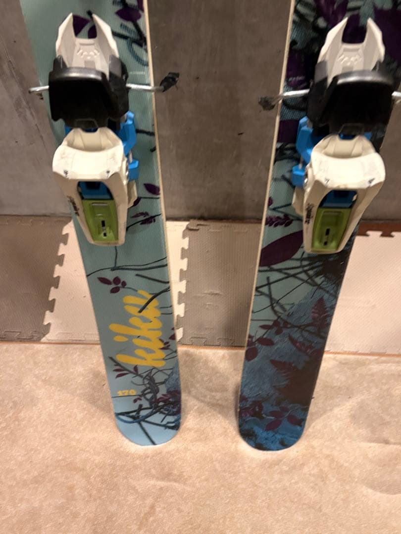 völkl スキー板 青と白のデザイン
