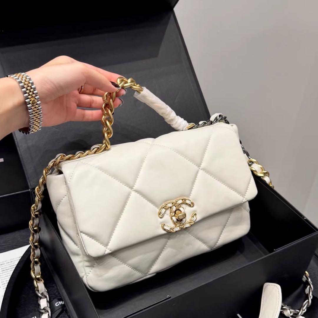 CHANEL ホワイト キルティング ショルダーバッグ