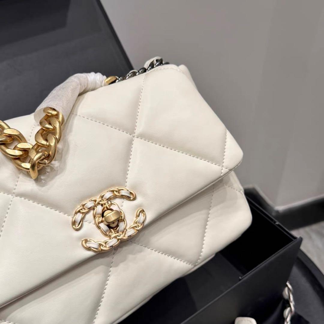 CHANEL ホワイト キルティング ショルダーバッグ