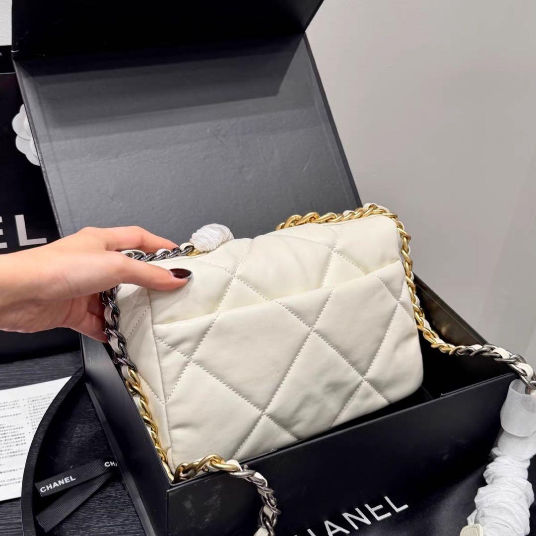 CHANEL ホワイト キルティング ショルダーバッグ