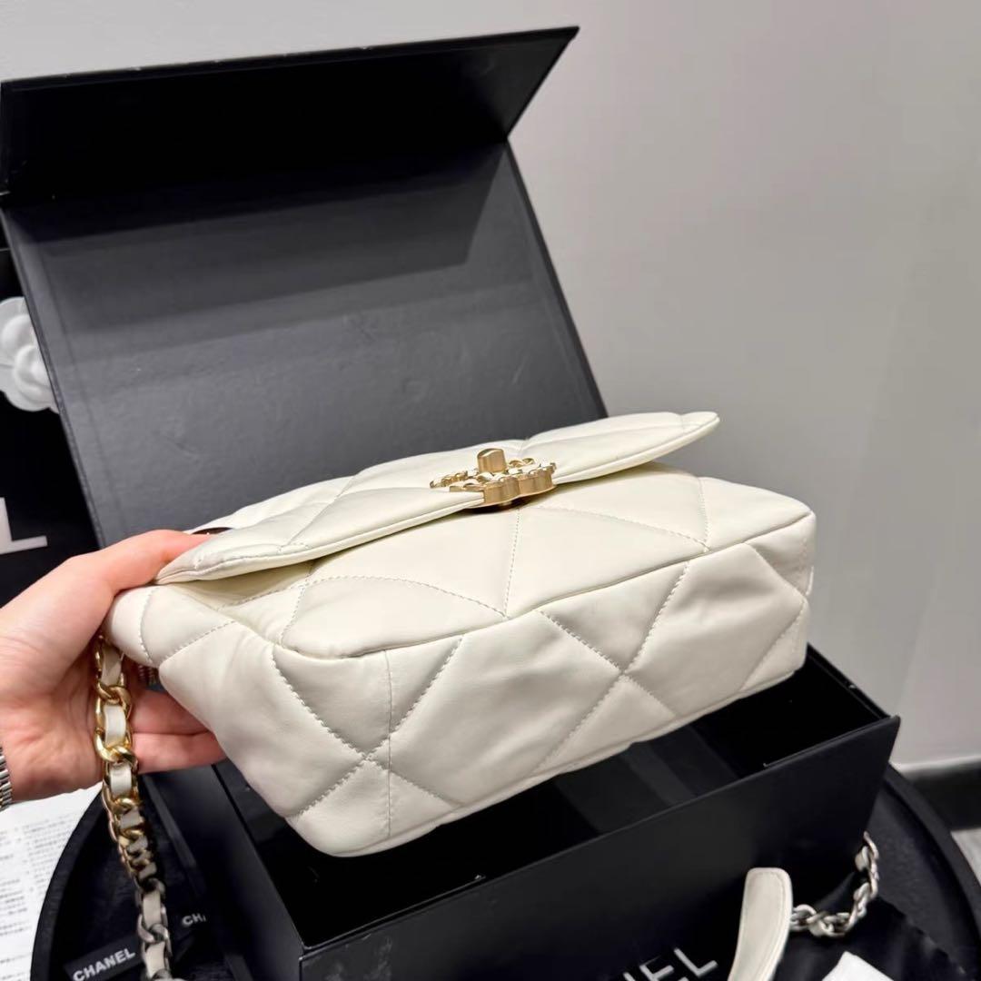 CHANEL ホワイト キルティング ショルダーバッグ