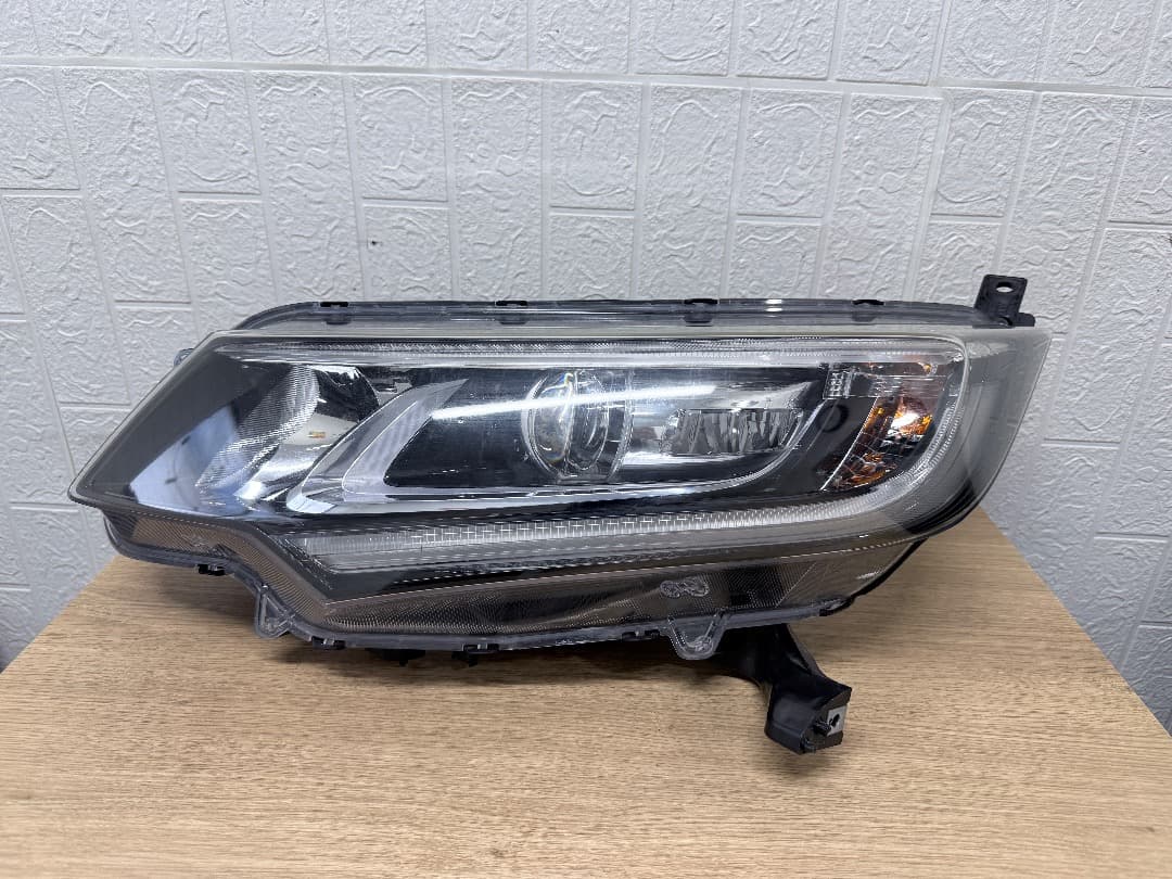 美品/キズ無　フリード　GB7　LEDヘッドライト左右セットスンレーW2172
