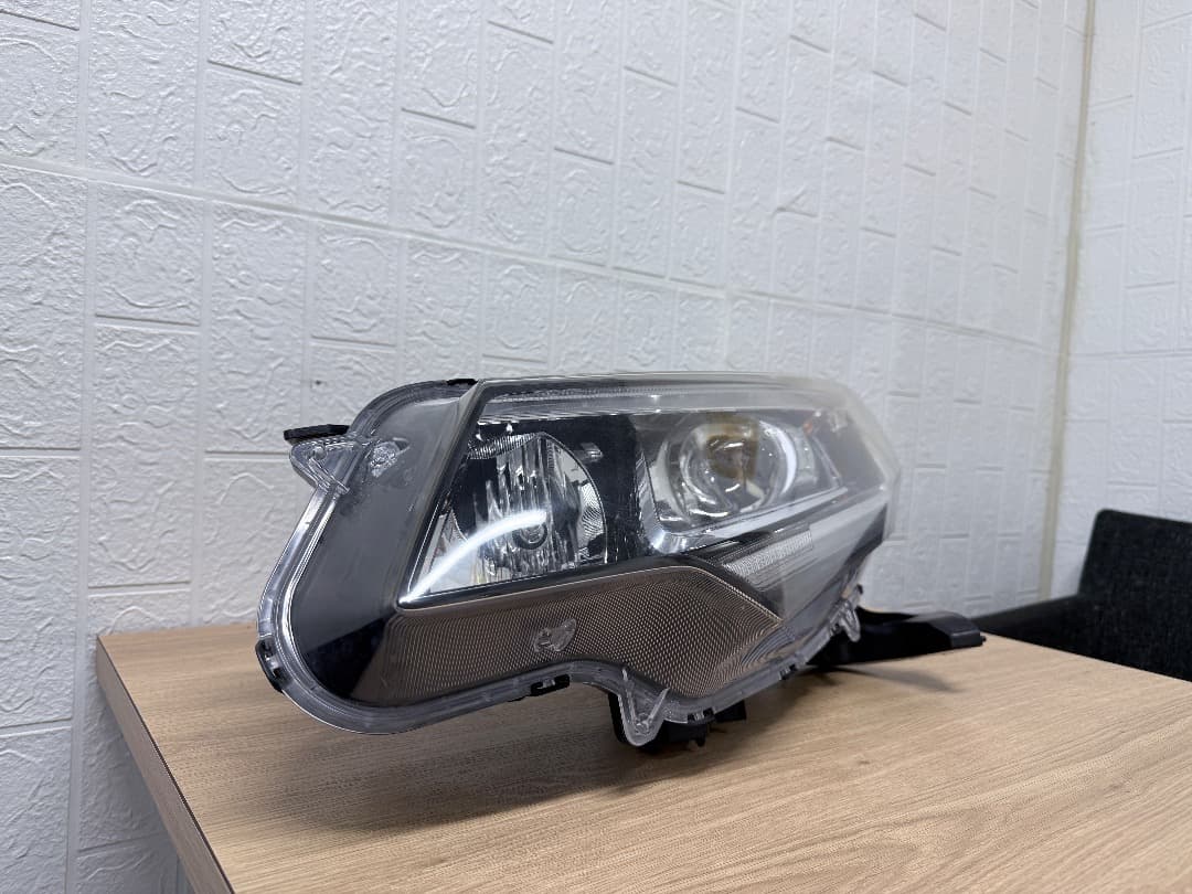 美品/キズ無　フリード　GB7　LEDヘッドライト左右セットスンレーW2172