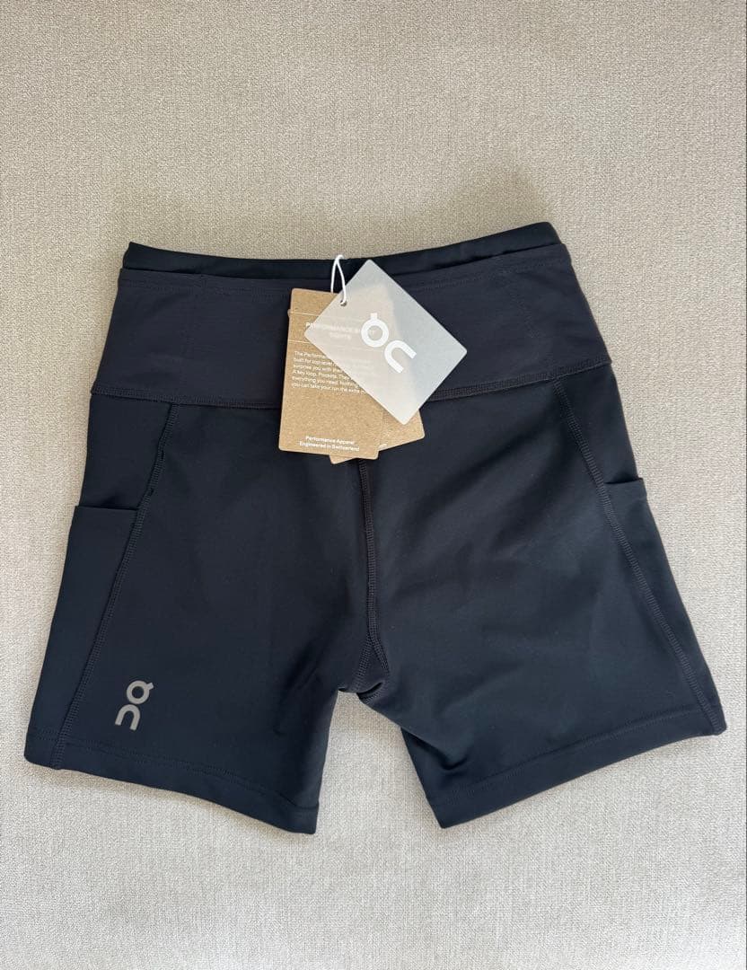 On Women’s ブラック XS ショートタイツ