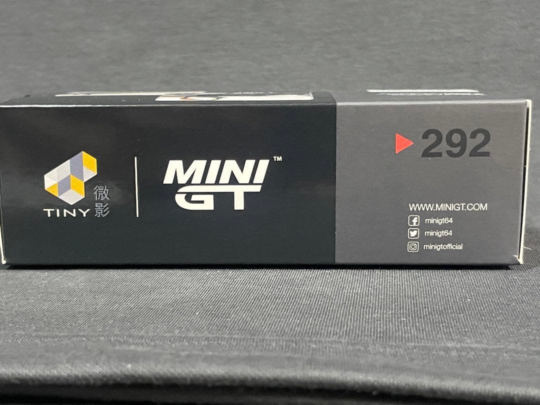 MINI GT Isuzu Nシリーズ(ELF) 車両積載車 LBWK ホワイト