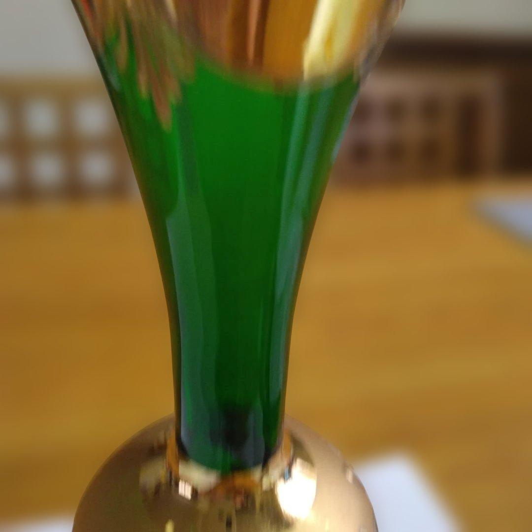 新品未使用イタリア　ベネチアグラス緑色と金色の花瓶