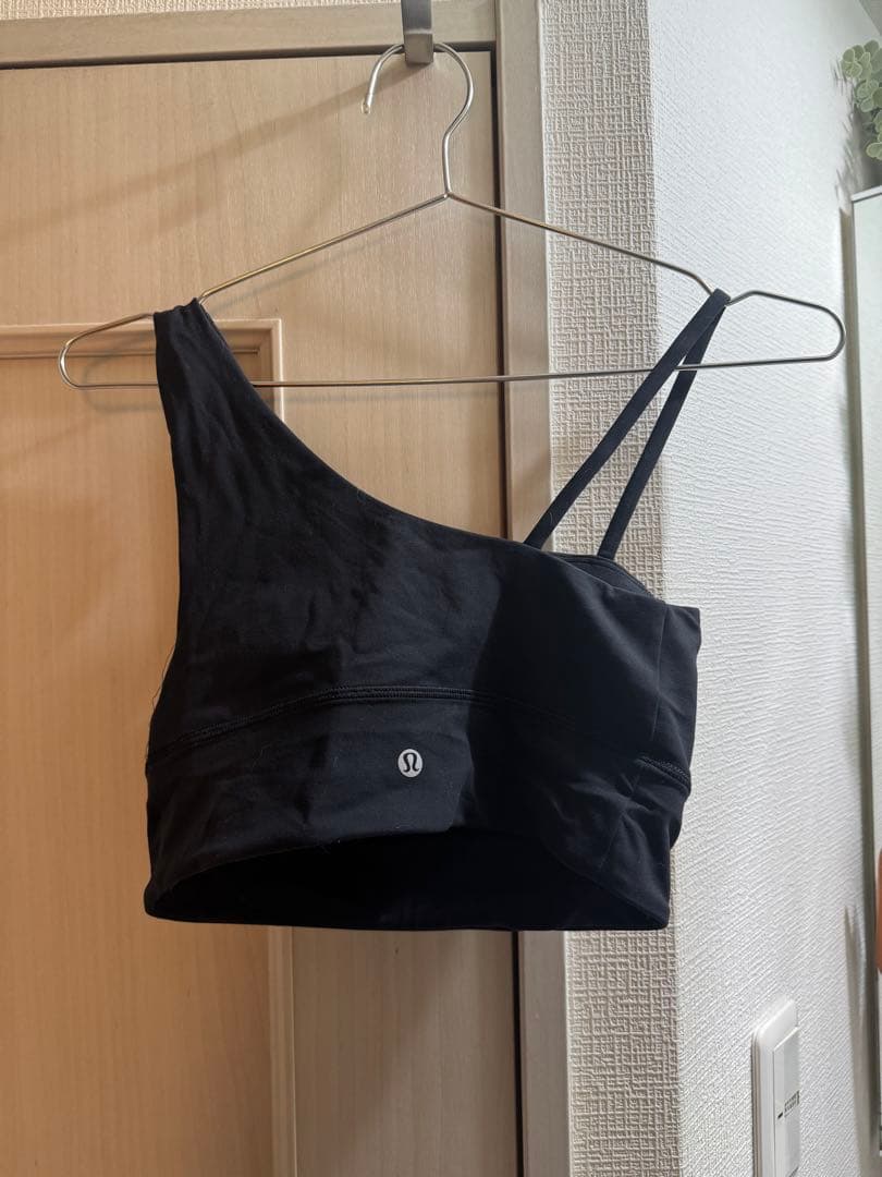 Lululemon アシンメトリック クロップトップ ブラック