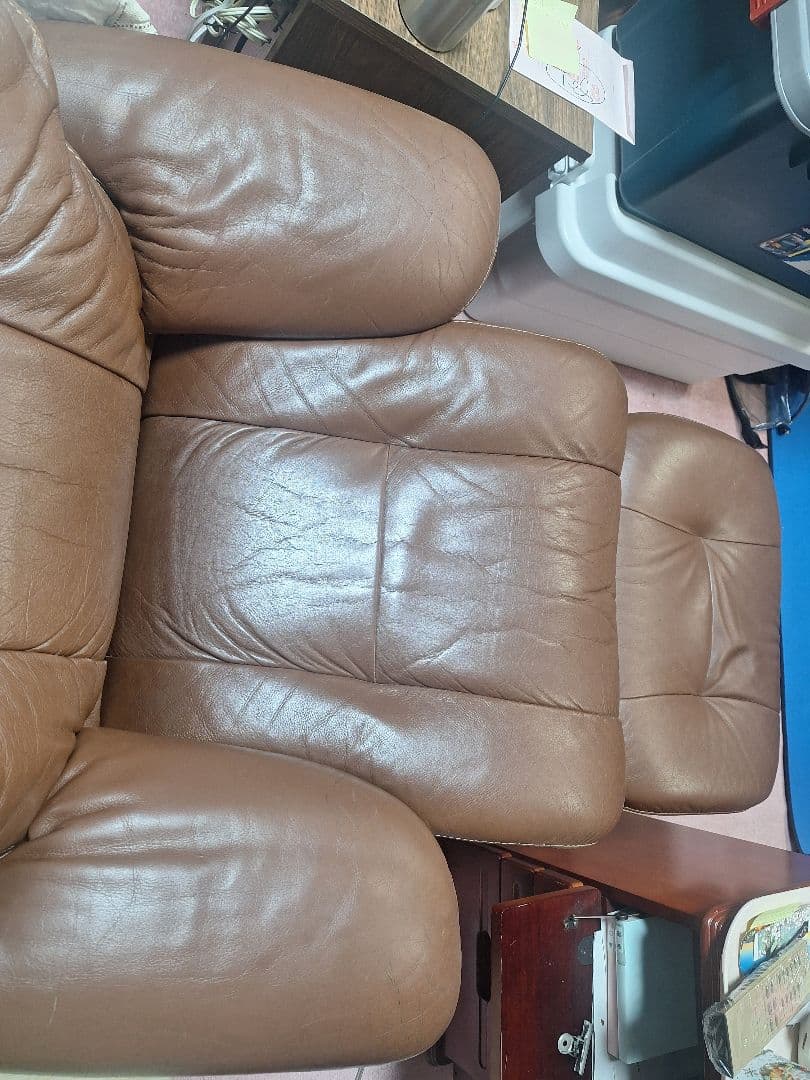 【引き取り専用】(値下げ)レザーリクライニングチェアとオットマン カリモク