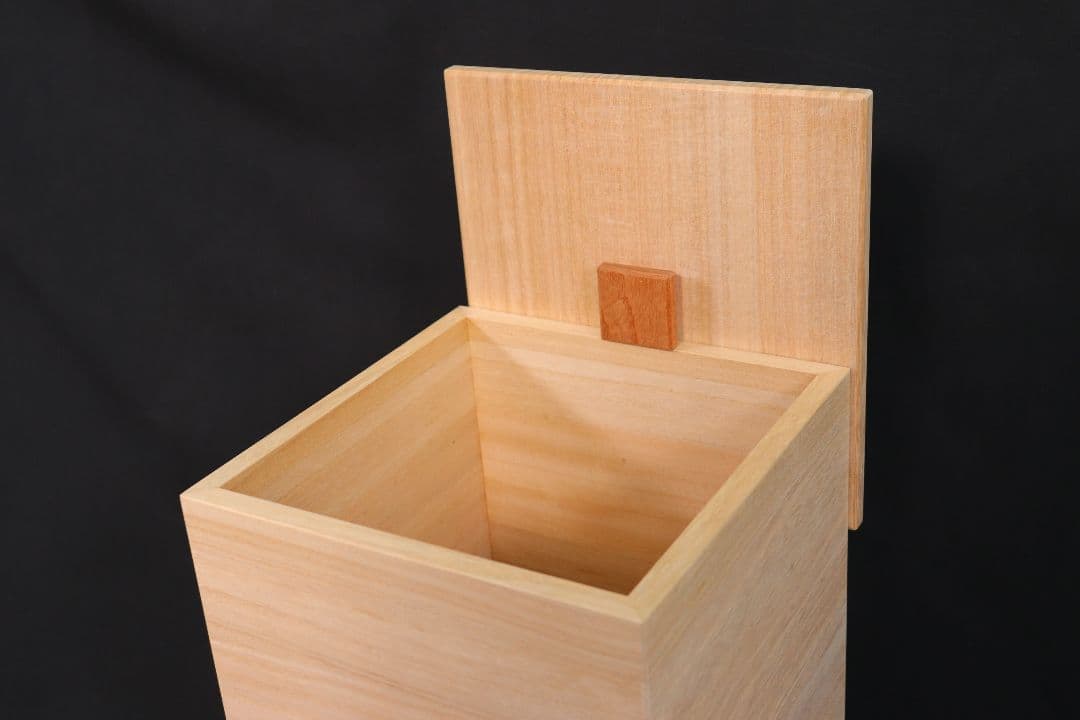 本物【新米の美味しさ長続き】米びつ10キロ用　一合升&すりきり板付き