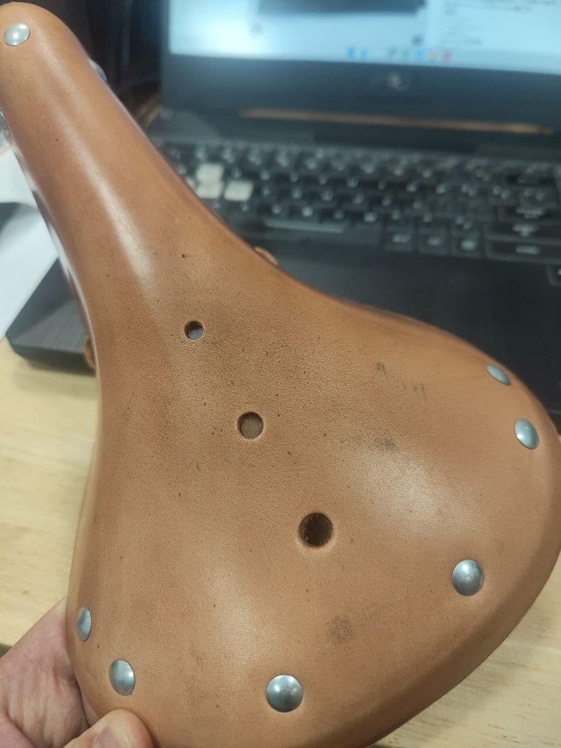 レザー　サドル　革製　サドル　ナチュラル色　　brooks風　未使用品 訳あり