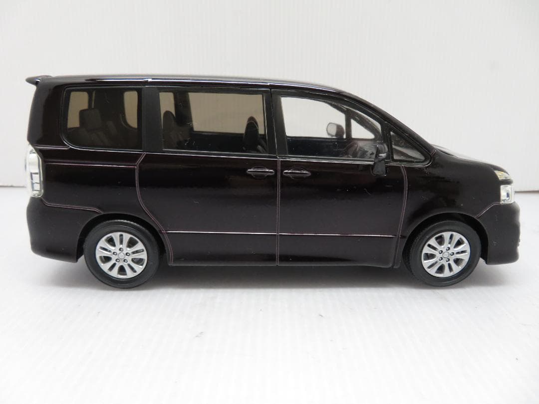 トヨタ ヴォクシー カラーサンプル ミニカー ボルドーマイカメタリック 非売品