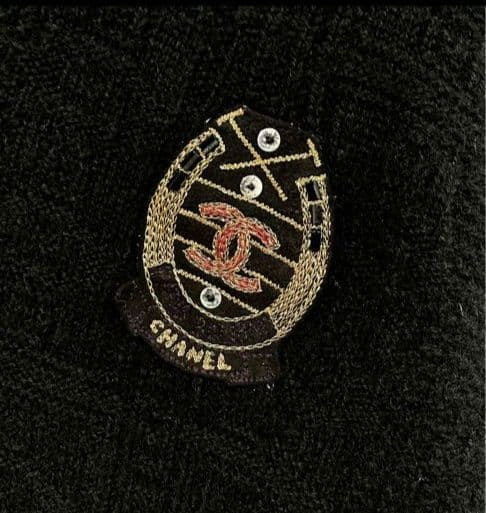 今日まで値下CHANEL黒カシミヤクリーニング済みセーター胸ロゴワッペン美品42