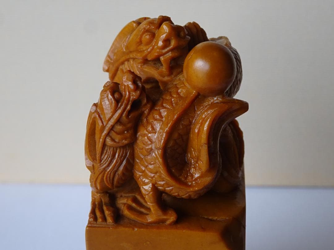 【凍石】寿山石連江黄・龍彫石章（大）