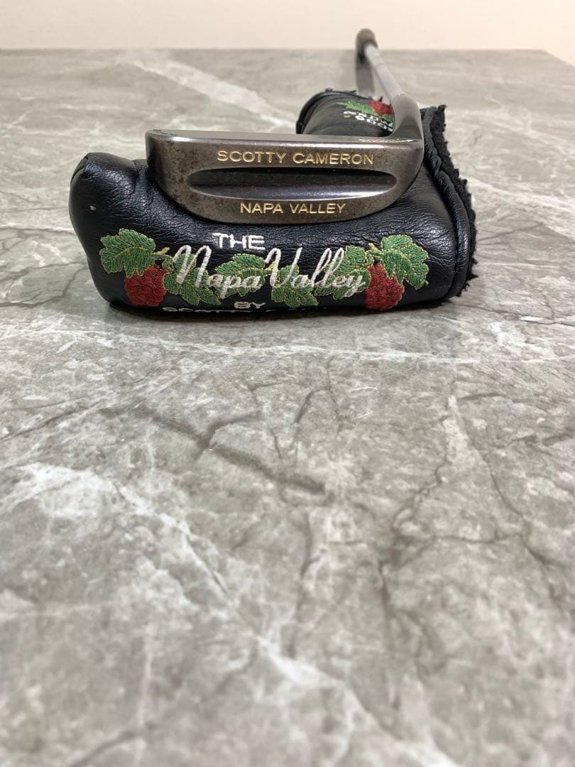 Scotty Cameronナパ　限定パター　グレープ刺繍のカバー付き