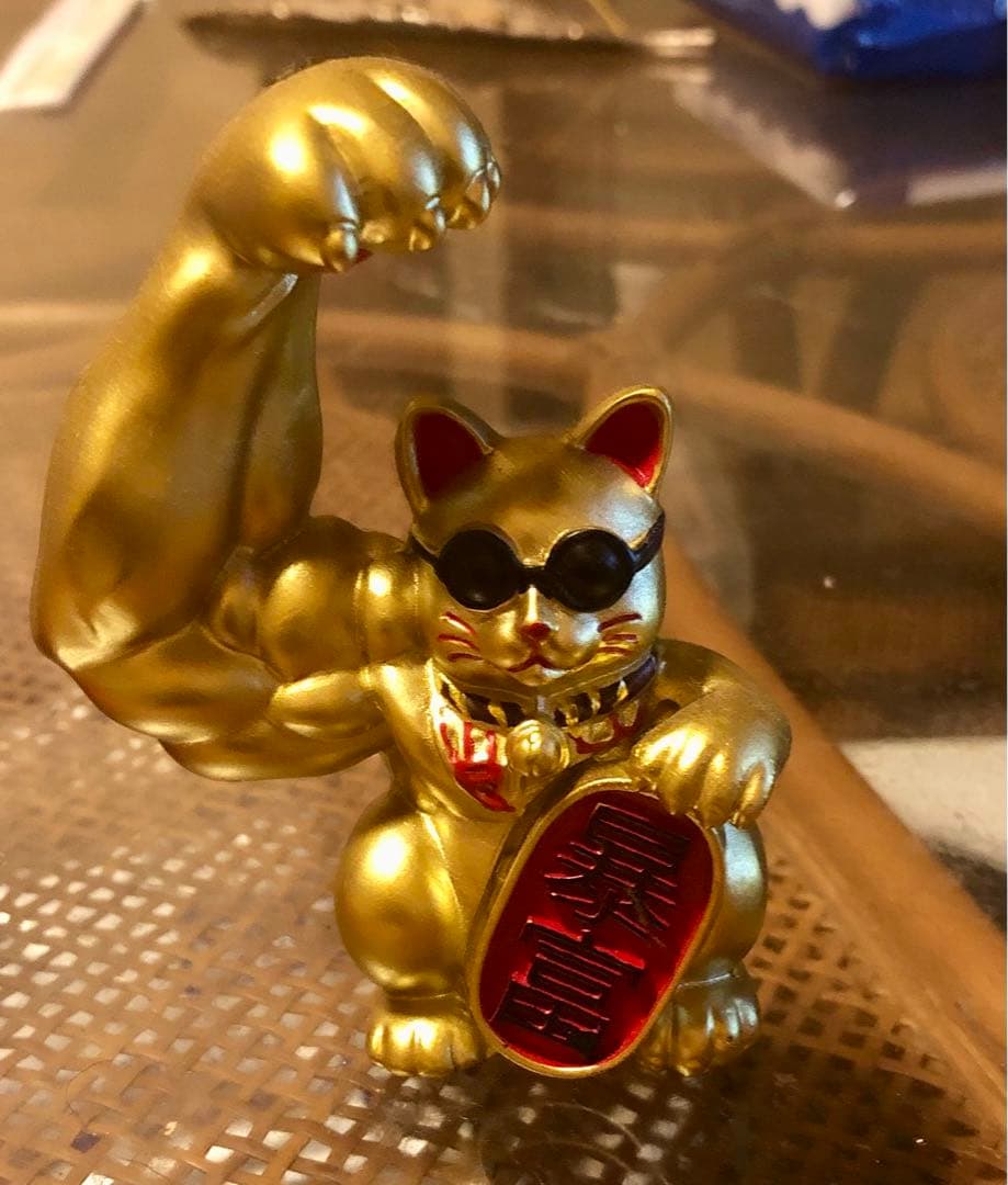 金色の筋肉猫の置物
