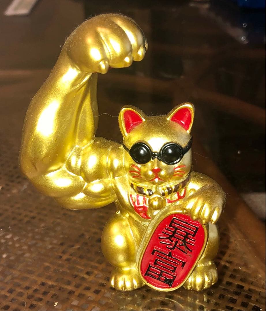 金色の筋肉猫の置物