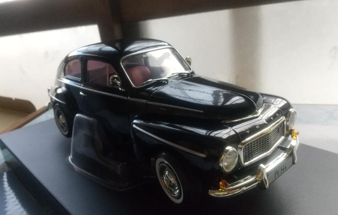 Revell ボルボ PV 544 ミニカー 1/18 ブラック
