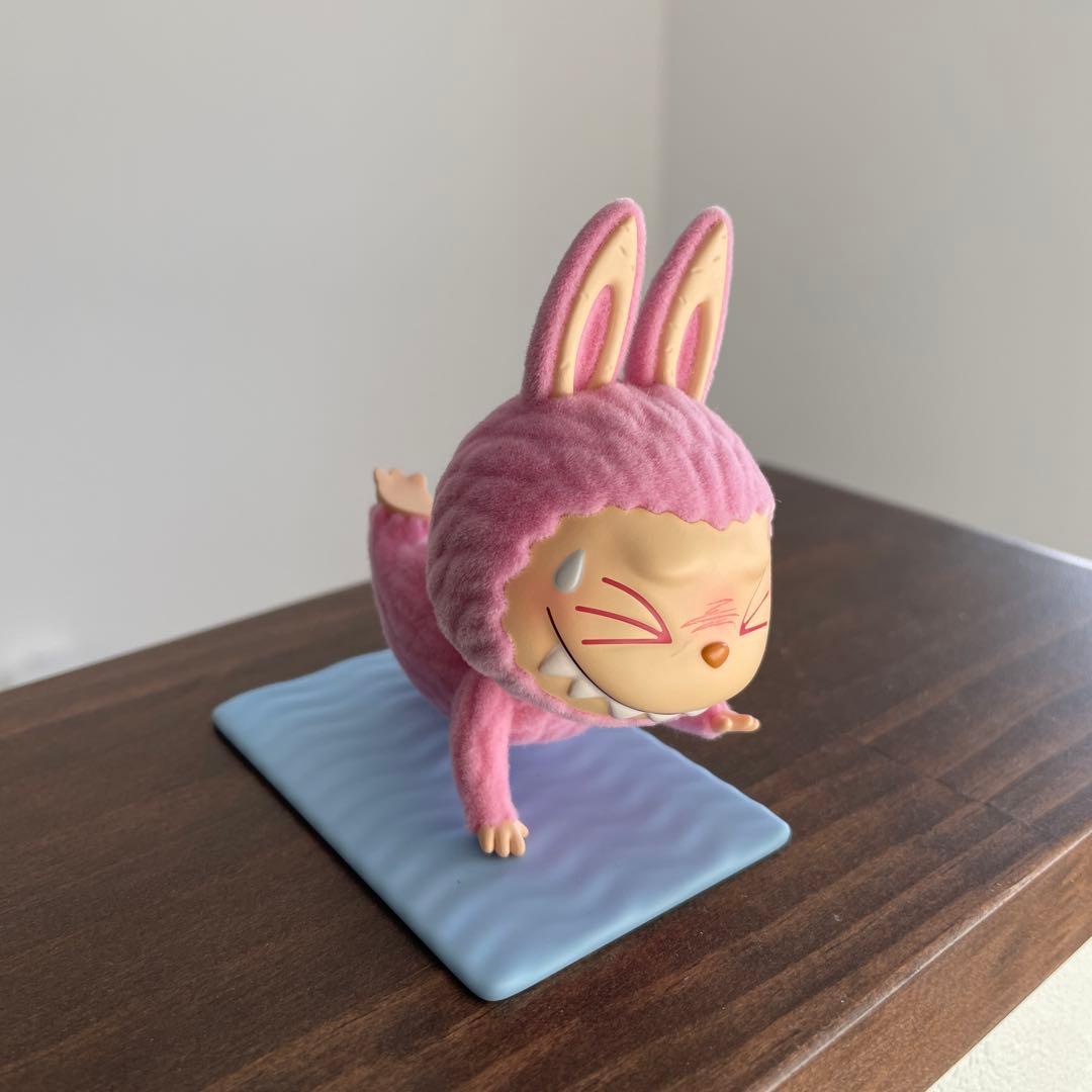 ラブブ　The Monsters Lazy Yogaフィギュア スタンド付き