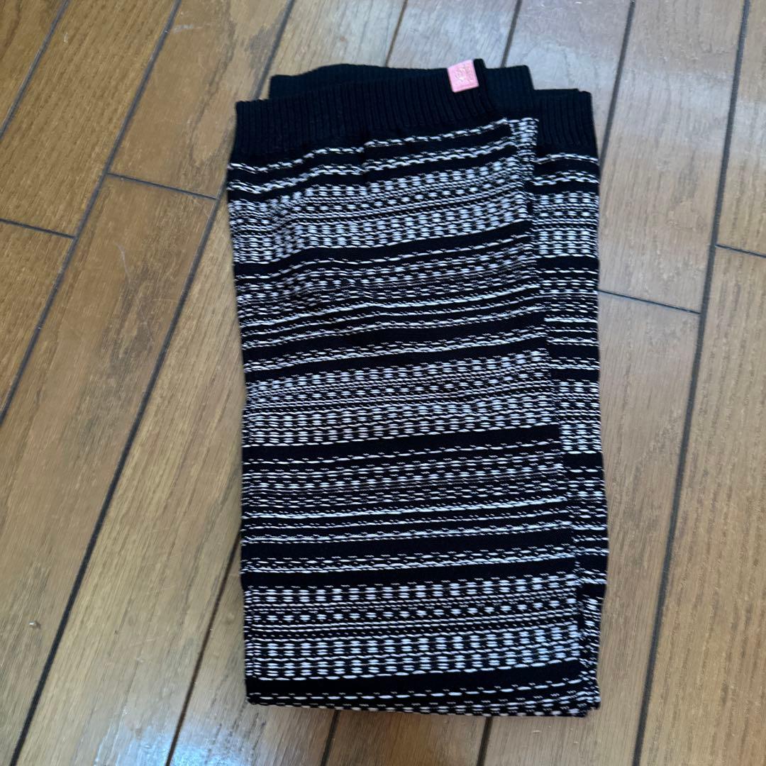 Stina 黒と白のストライプレッグウォーマー