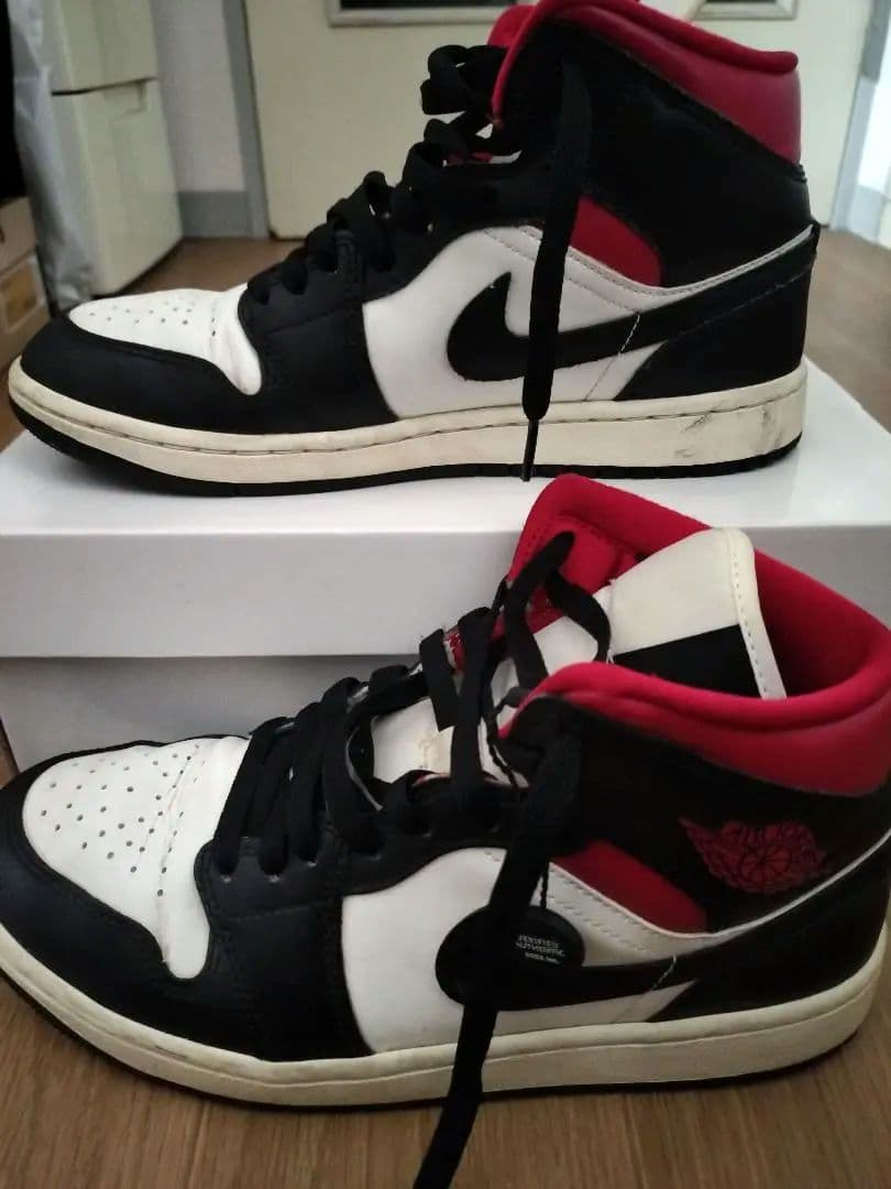 Nike Air Jordan 1 MIDブラック/ホワイト/レッド箱付き