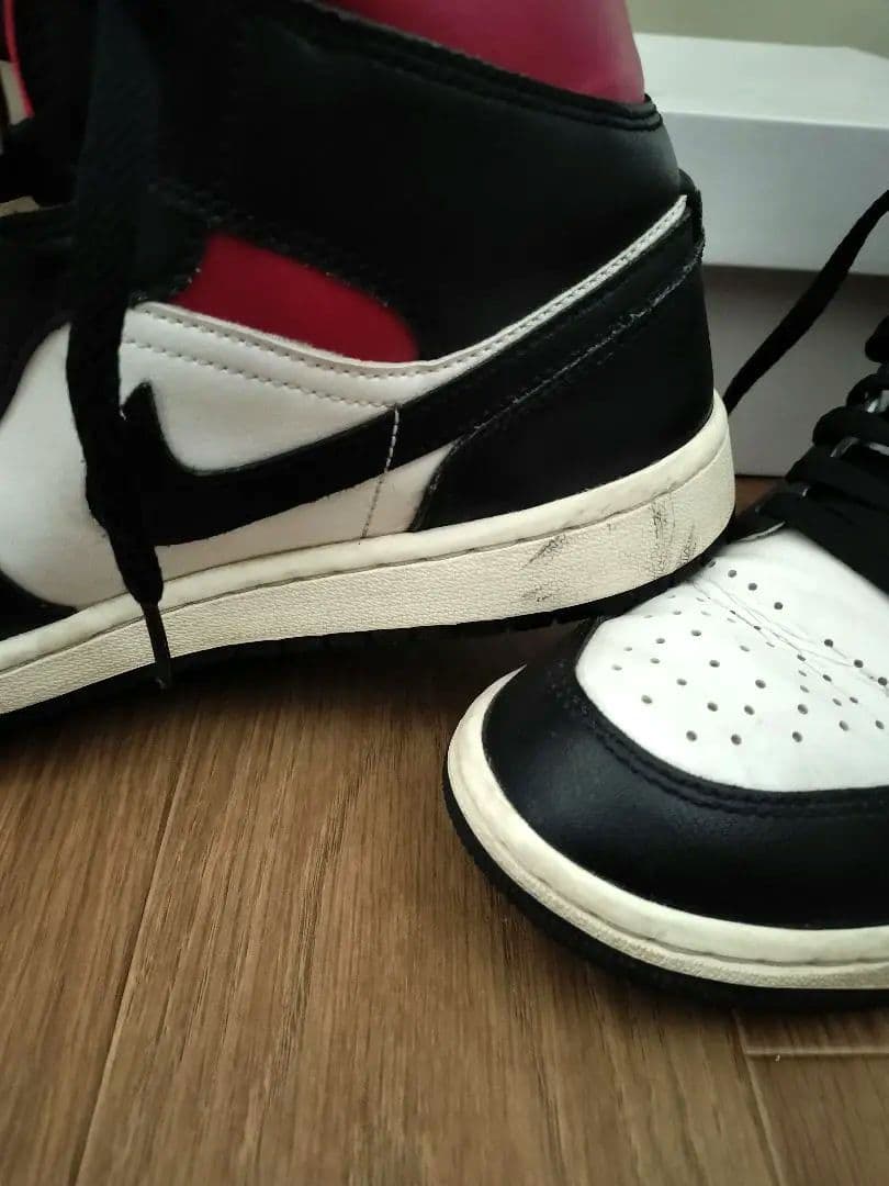 Nike Air Jordan 1 MIDブラック/ホワイト/レッド箱付き