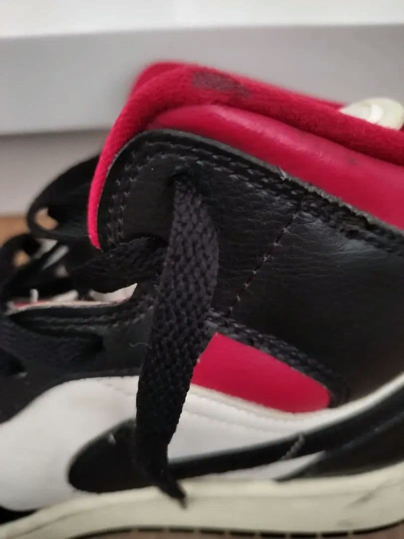Nike Air Jordan 1 MIDブラック/ホワイト/レッド箱付き