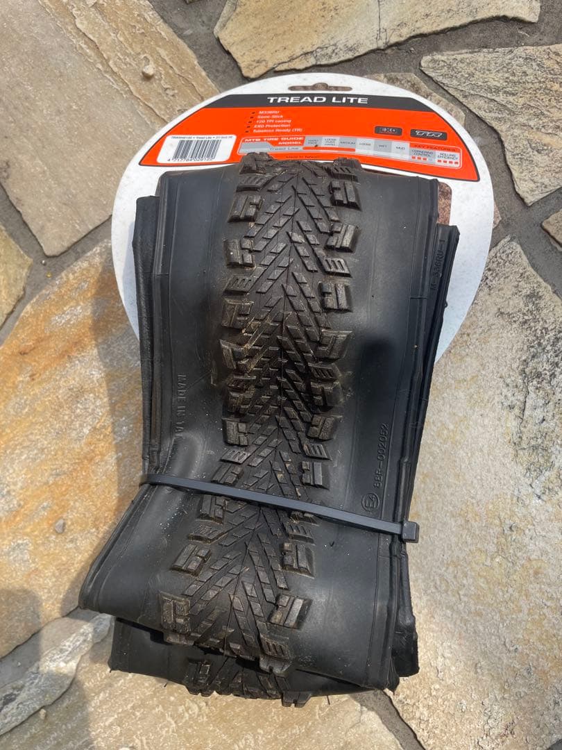 MAXXIS TREAD LITE 27.5 x 2.10 2本セット！