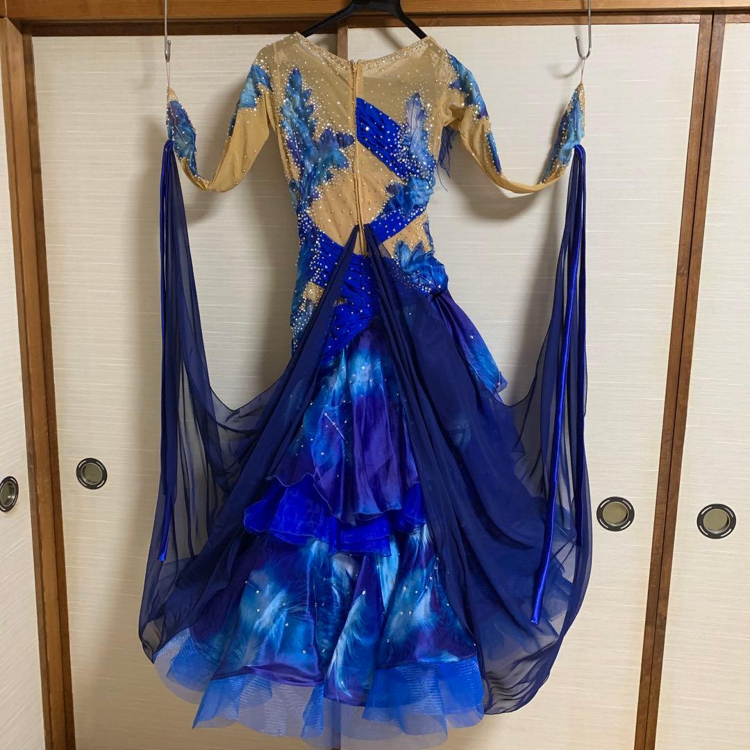 タカダンスの青と金のドレス