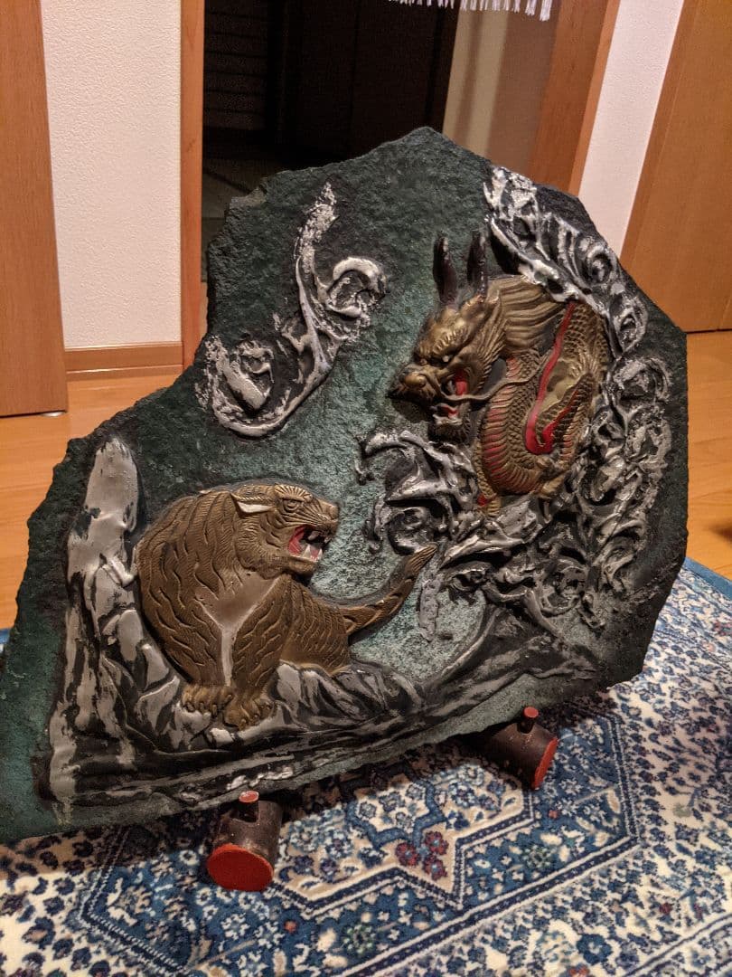 龍と虎の置物