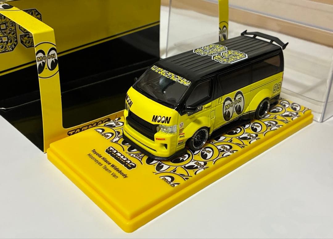 ミニカー TARMAC Toyota Hiace Widebody Mooneyes