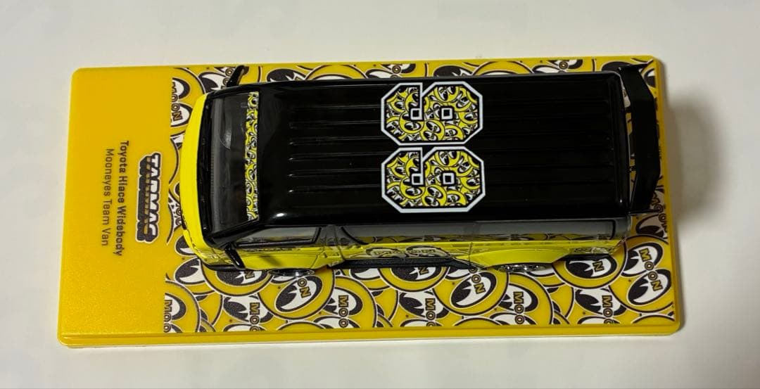 ミニカー TARMAC Toyota Hiace Widebody Mooneyes