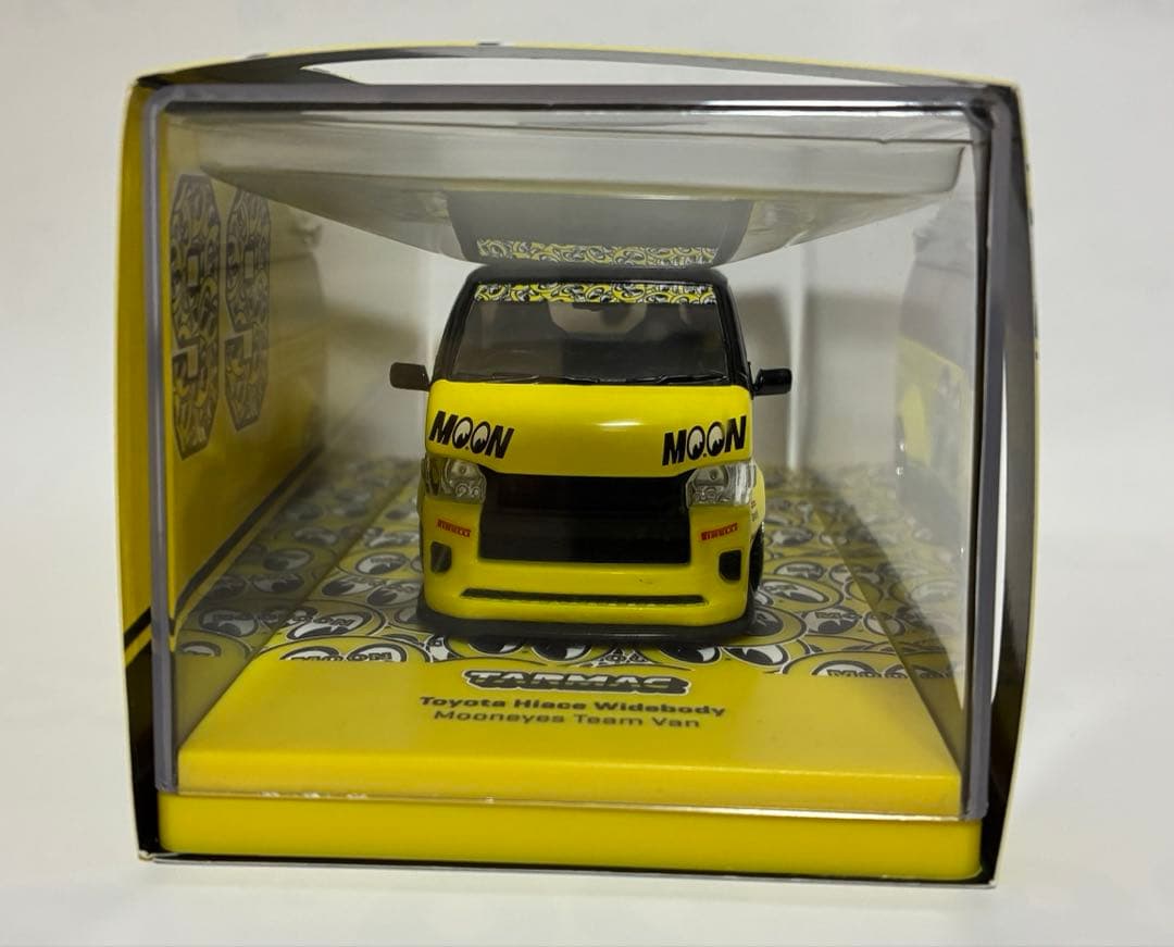 ミニカー TARMAC Toyota Hiace Widebody Mooneyes
