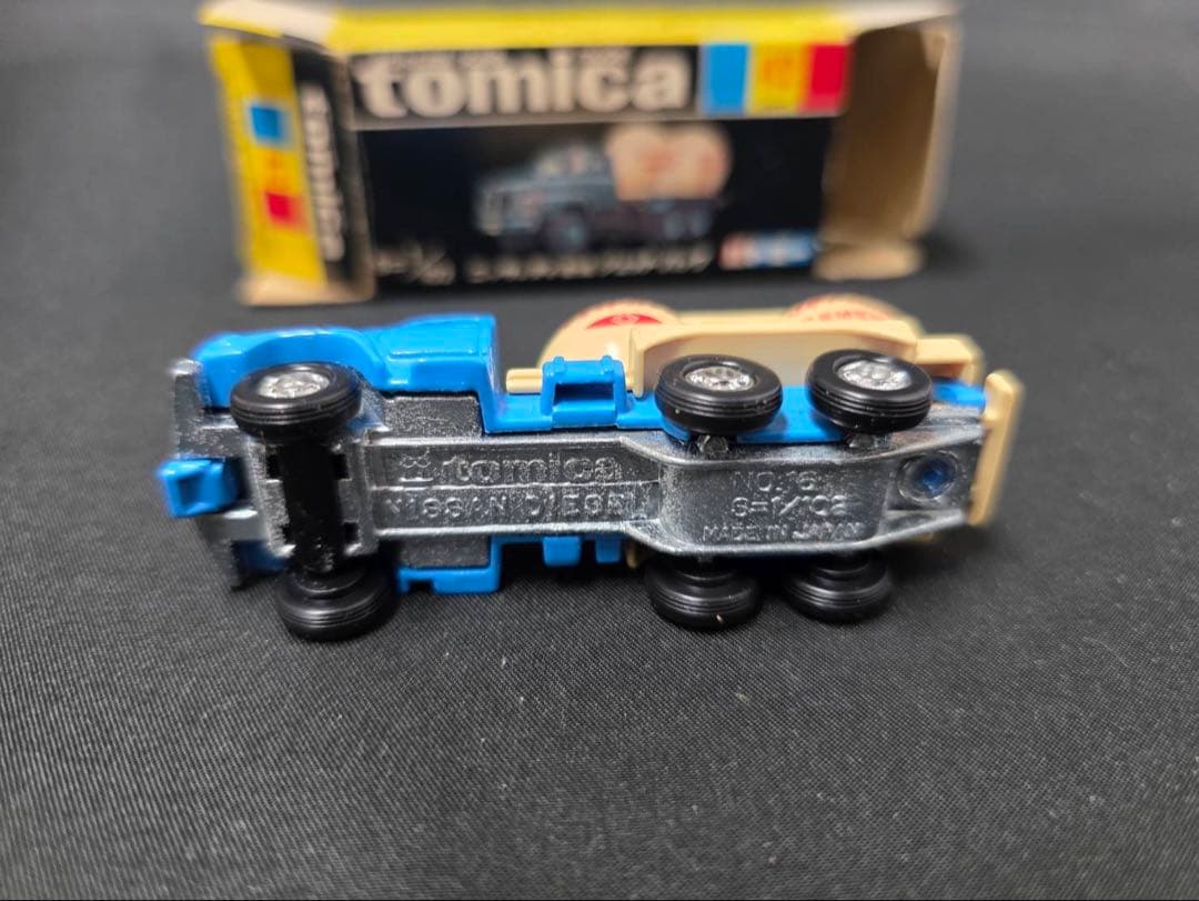 トミカ黒箱42ニッサンディーゼルジェットパック(日本製) 希少。旧ホイール。