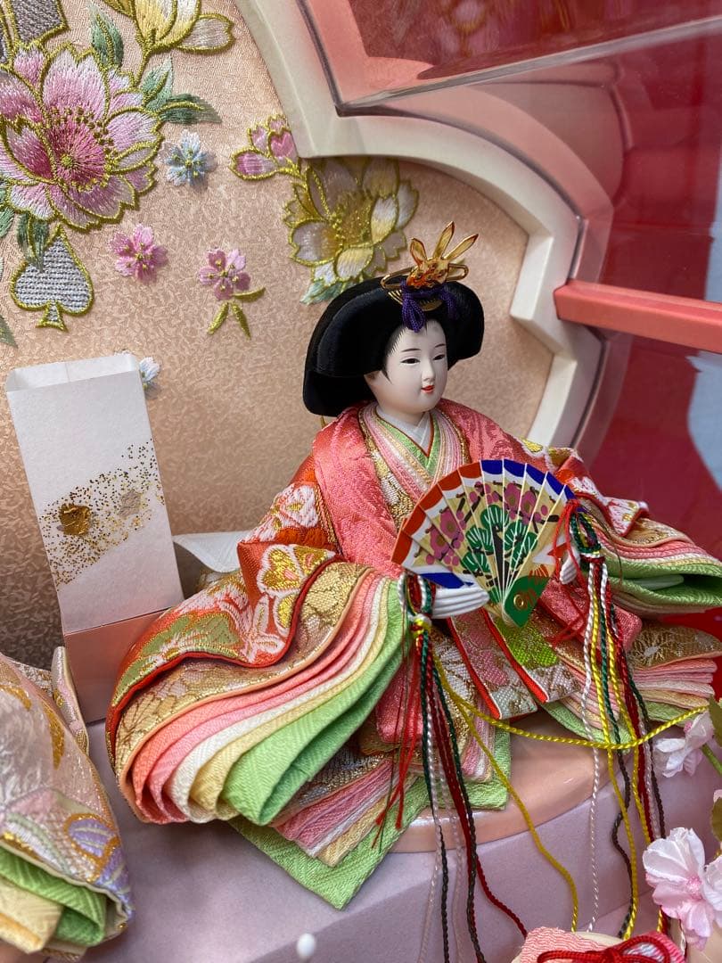 雛人形　桜型アクリルケース入り親王飾り・間口約４６×奥行約２５×高さ約４１㎝