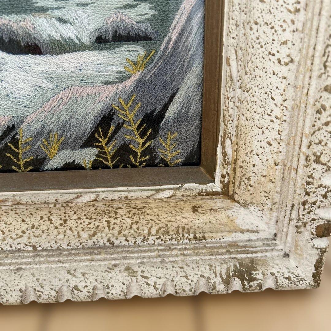 刺繍絵　秋の風景を刺繍で表現した美しい絵画　紅葉　自然　川