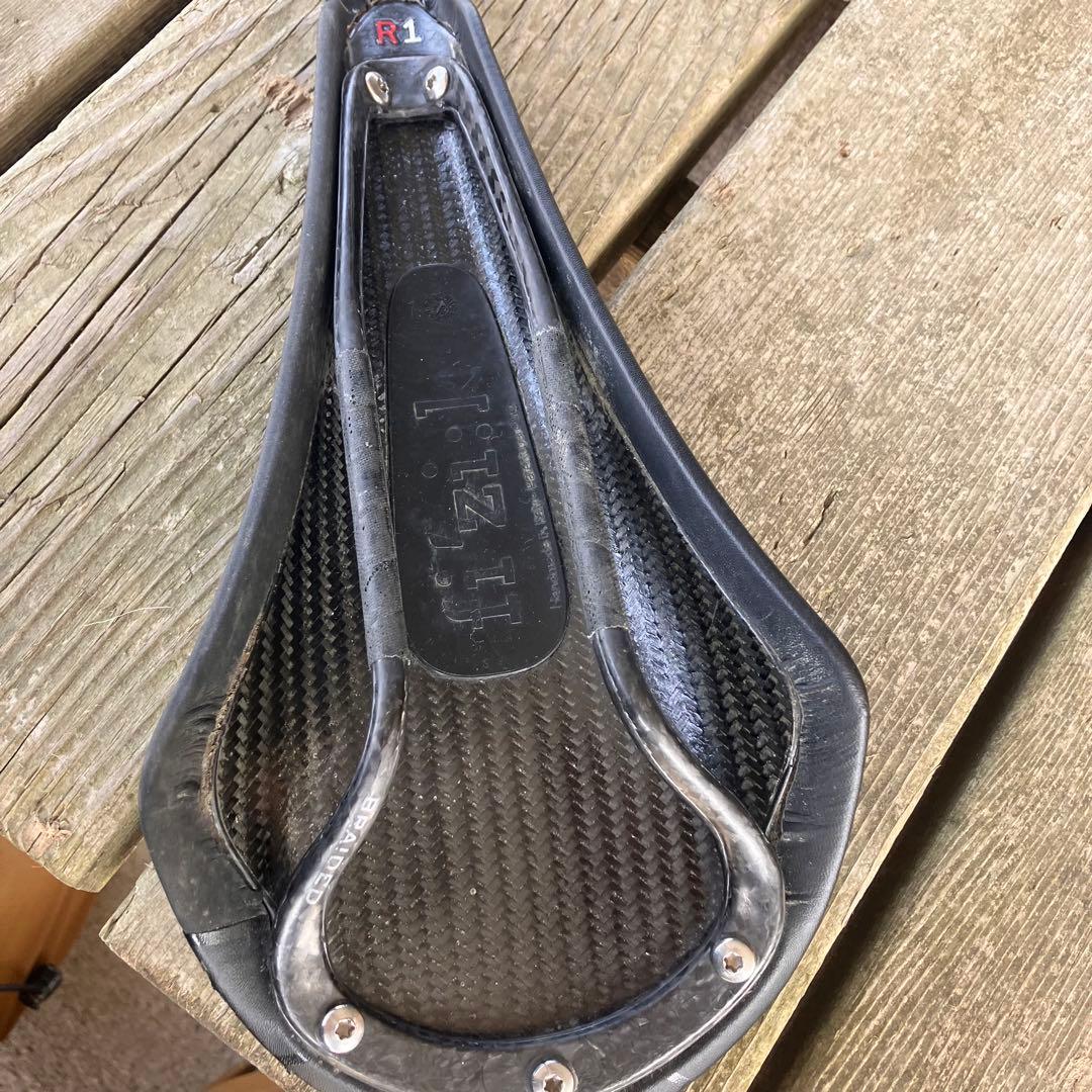 か*き様 fizik R1 サドル カーボン製