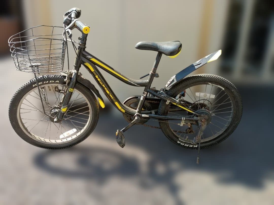 子供用自転車 黒と黄色 カゴ付き