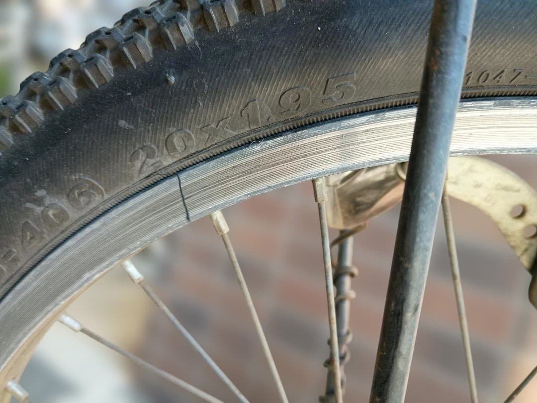 子供用自転車 黒と黄色 カゴ付き