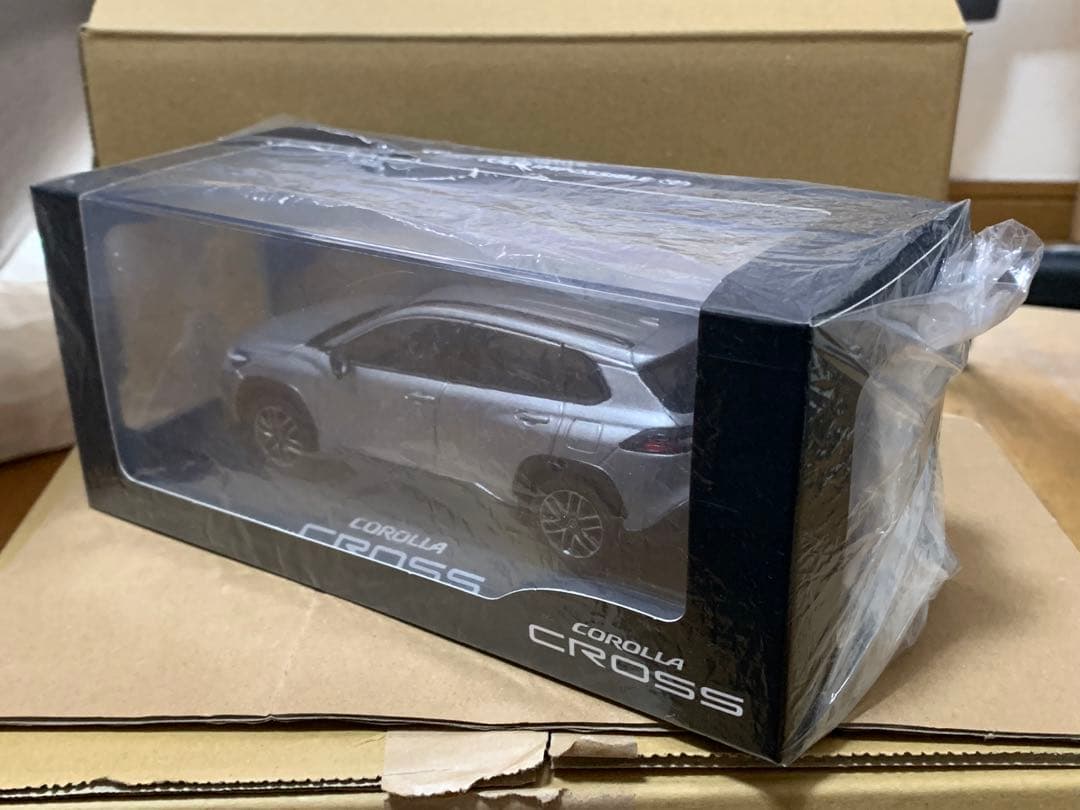 新型カローラクロス ミニカー メタルストーム