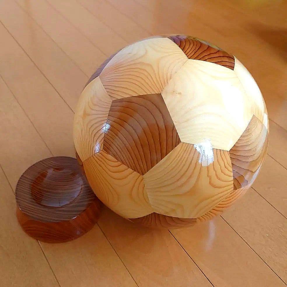 新品未使用　木製サッカーボール　z