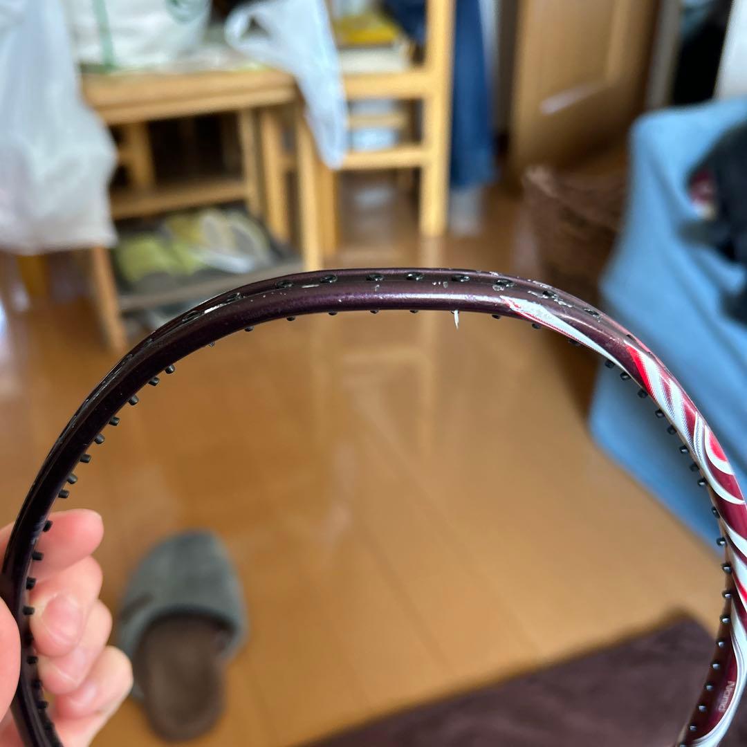 バドミントンラケット 赤青ストライプ