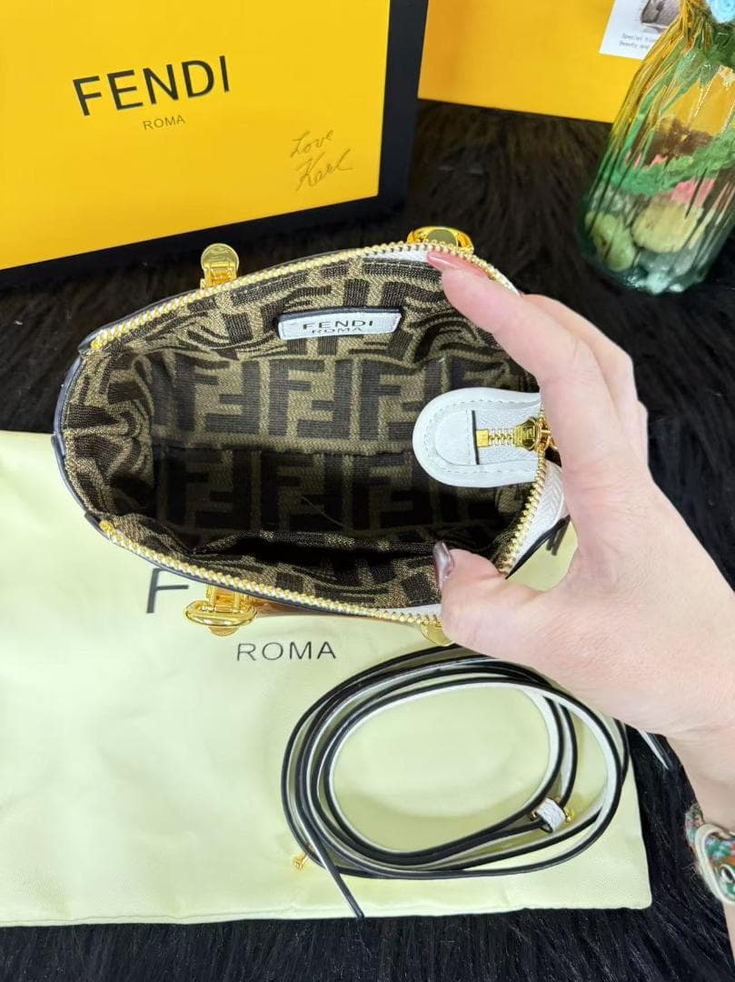 即日発送 FENDI ロゴプリント ミニハンドバッグ