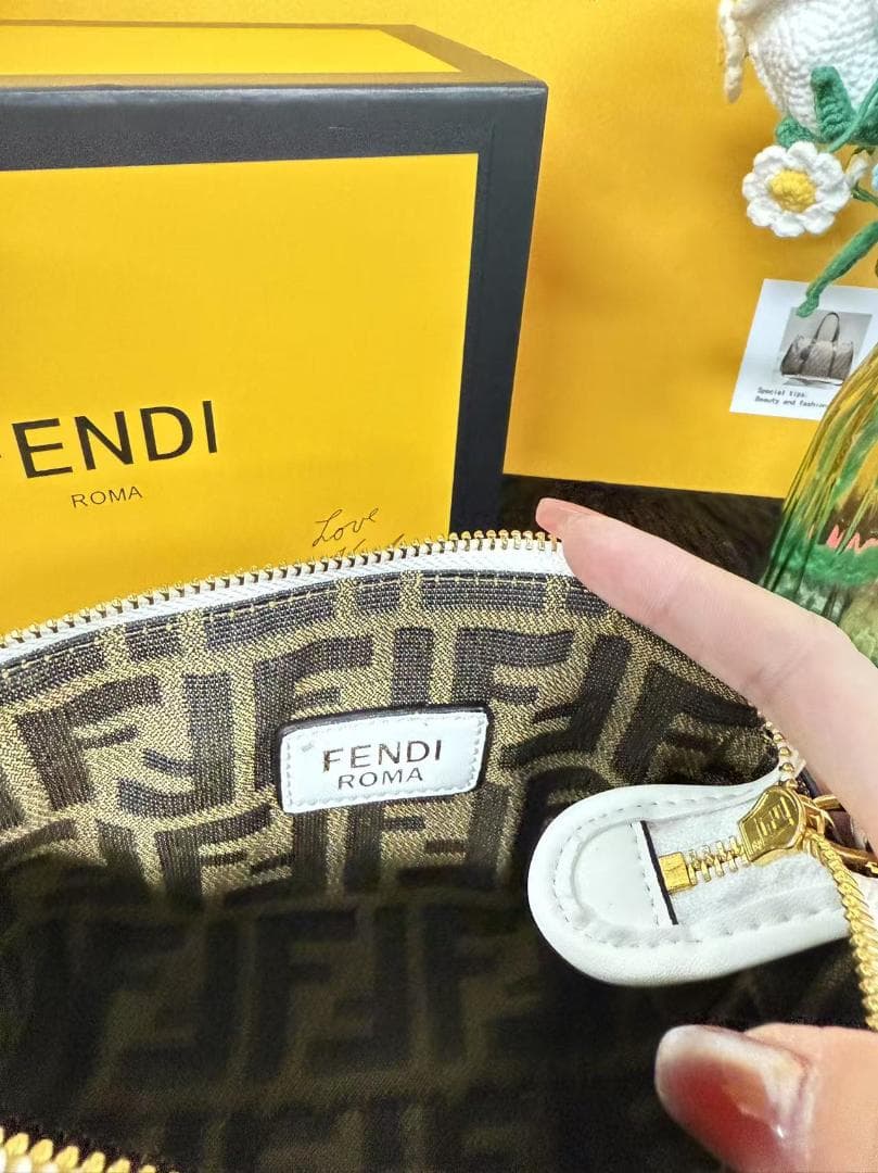 即日発送 FENDI ロゴプリント ミニハンドバッグ