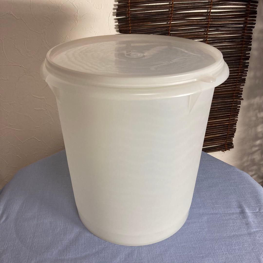 タッパーウェア 　　 ジャイアント 8,800mL、ハンドル×2 ➕スコップ