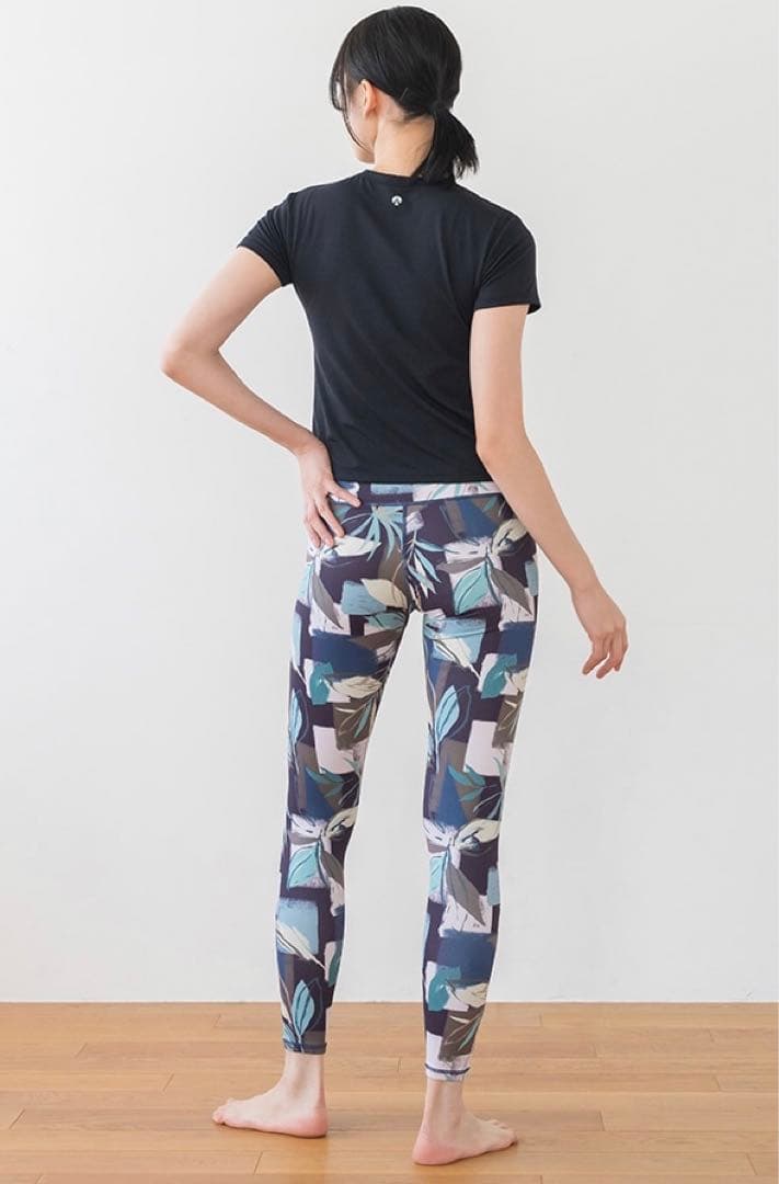 新作【SUKALA】カップ付きTシャツ＆レギンスセットアップ　Mサイズ